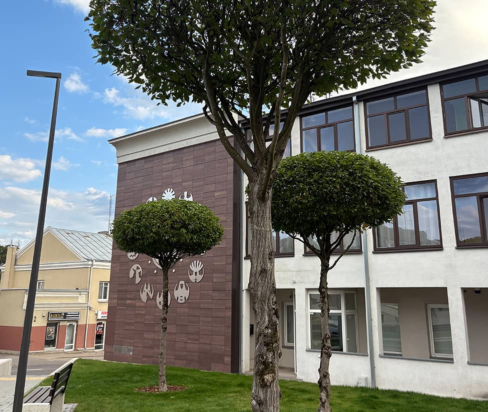 Zeldiniu prieziura medziu formavimas